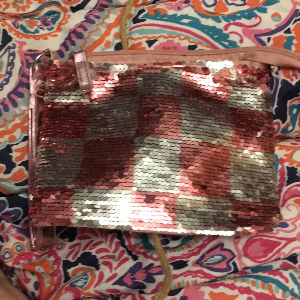 Clutch/wristlet